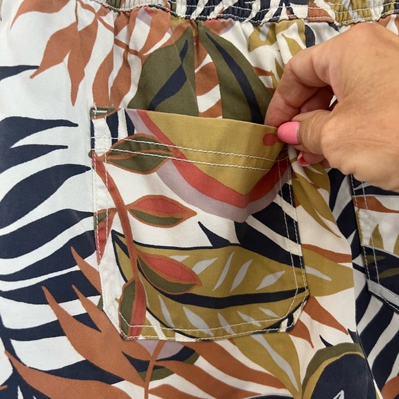 Tropical Leaf Print Women's Shorts - Picture 6 of 8